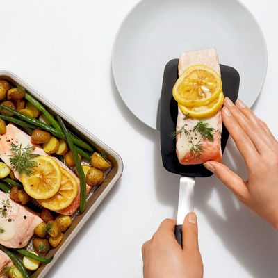 Được cung cấp 2 gói 600F chống nhiệt không dính trứng lật Silicone Spatula 149 115G