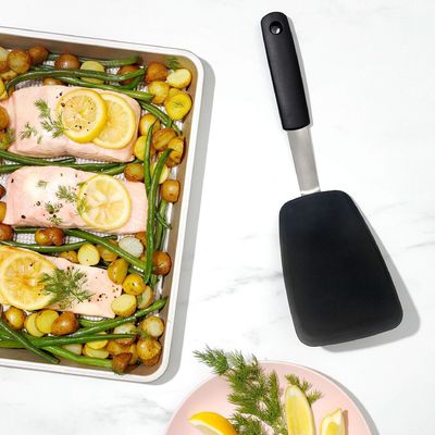 Được cung cấp 2 gói 600F chống nhiệt không dính trứng lật Silicone Spatula 149 115G