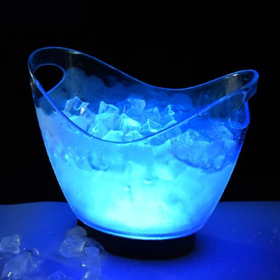 Đồ chứa bia nhựa lớn với tay cầm và đèn LED