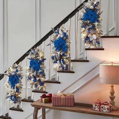 Cầu thang Giáng sinh Tràng hoa trang trí cầu thang trang trí với vòng tròn rattan tự nhiên OEM ODM