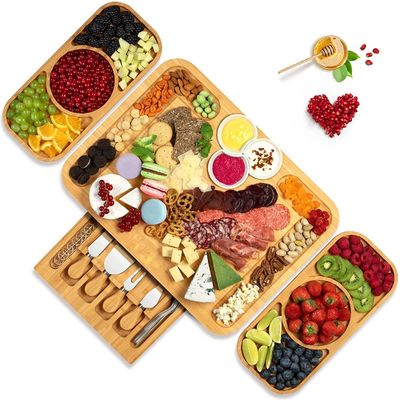 Bảng phô mai treo và Bảng bánh ngọt với dao đặt Công cụ pizza được cung cấp