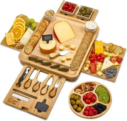 Bảng phô mai treo và Bảng bánh ngọt với dao đặt Công cụ pizza được cung cấp